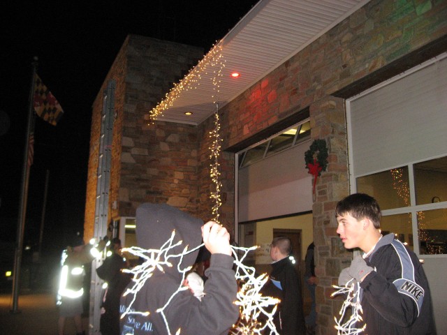 Putting Up Christmas Lights, 2007