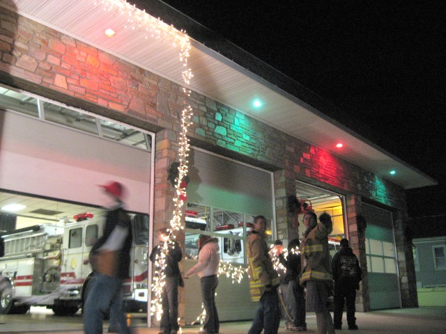 Putting Up Christmas Lights, 2007